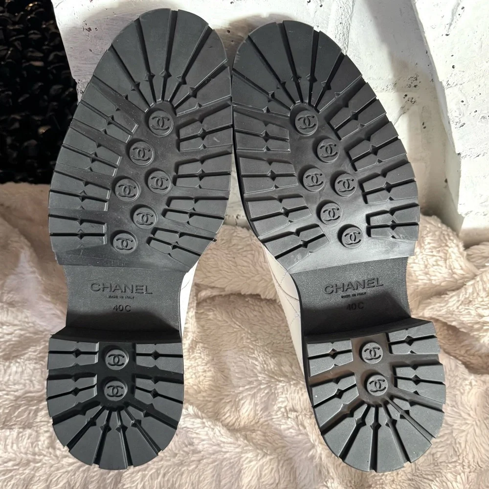 CHANEL authentic quilted